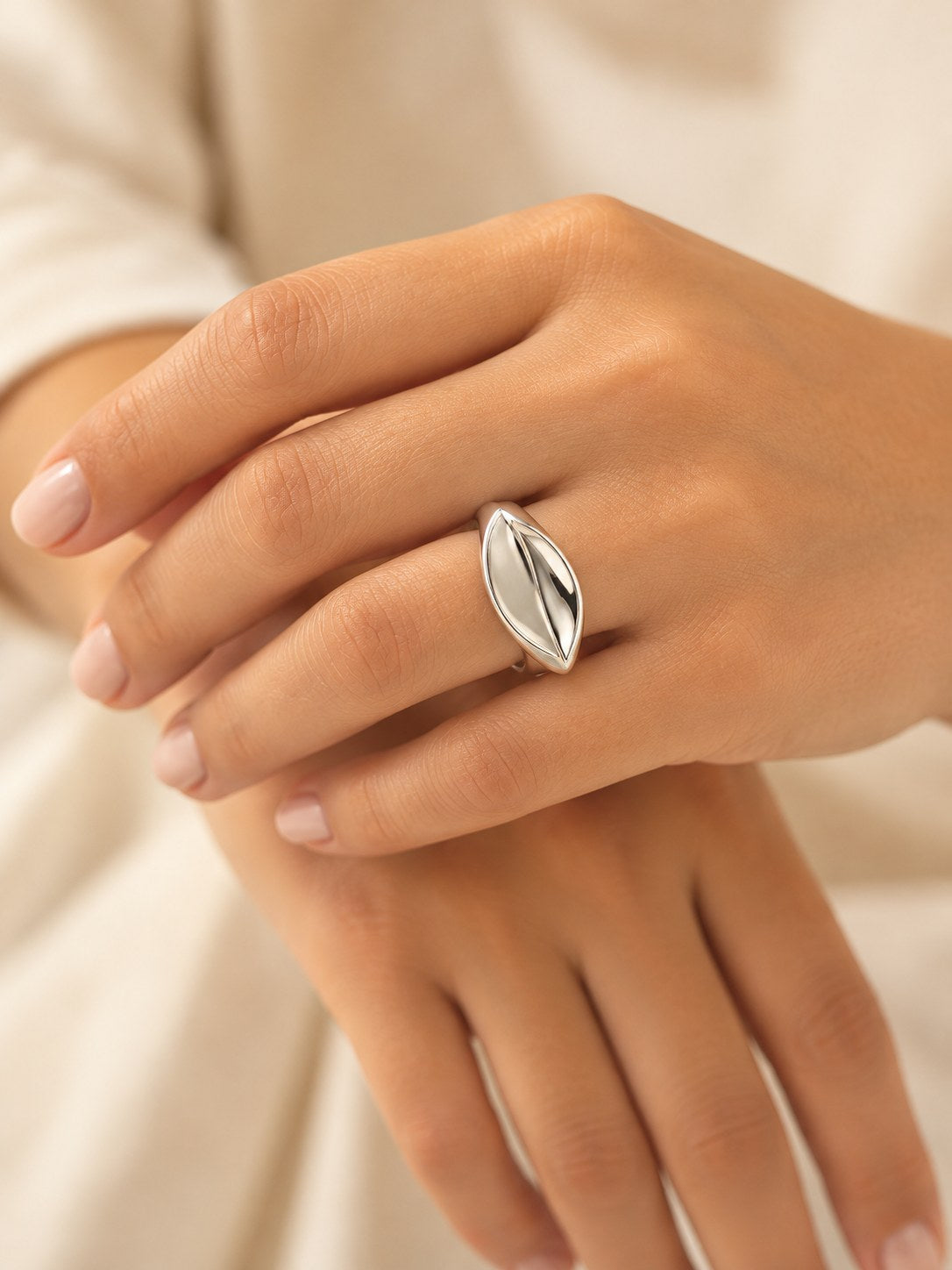 Anillo Estampa Plateado · Modelo · Anturia
