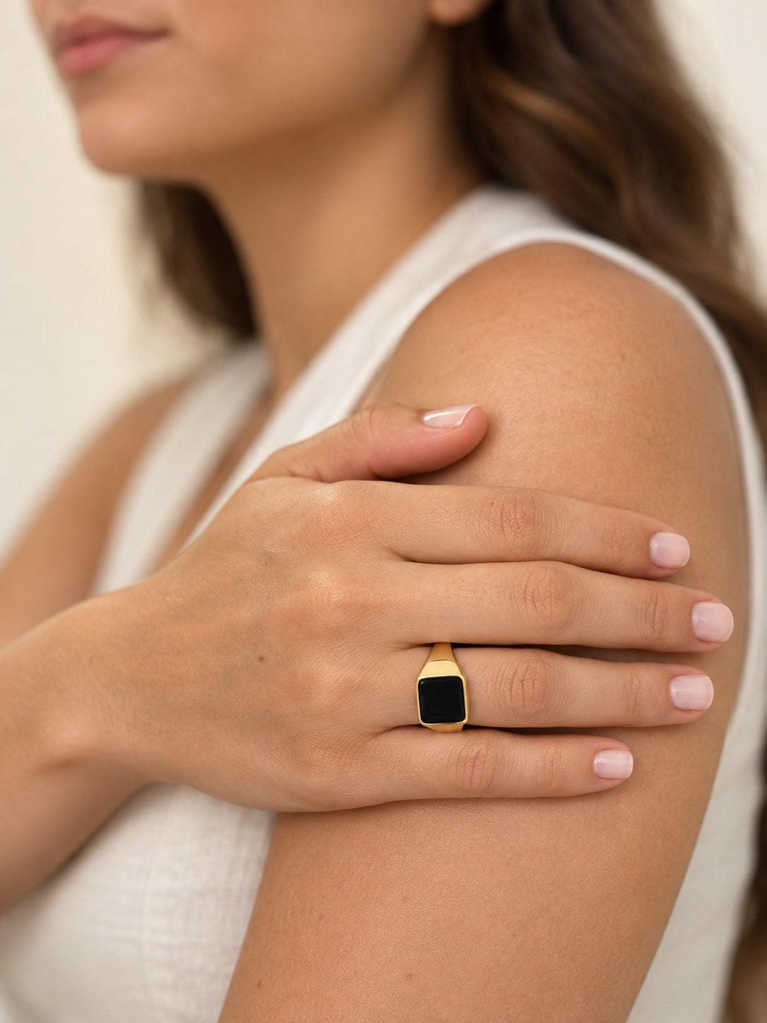 Anillo Dorado Nacar Negro · Modelo · Anturia