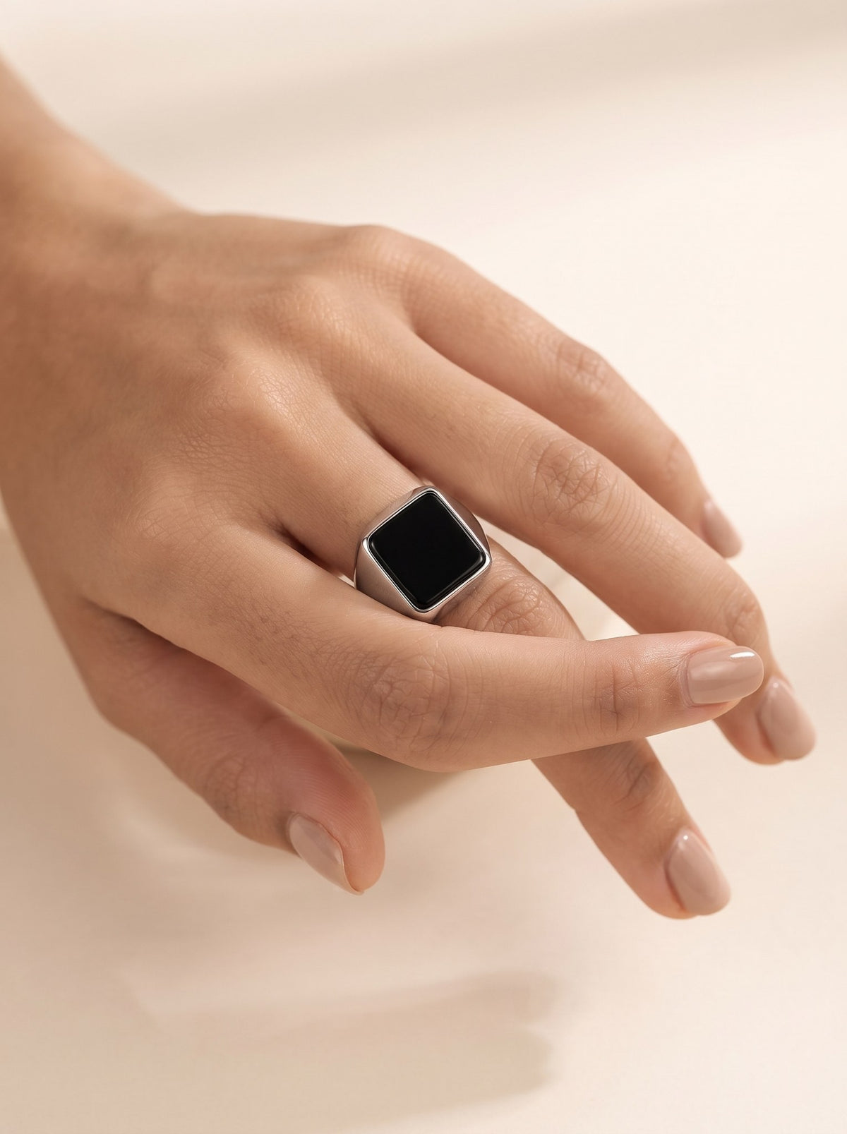 Anillo Plateado Nacar Negro · Modelo · Anturia