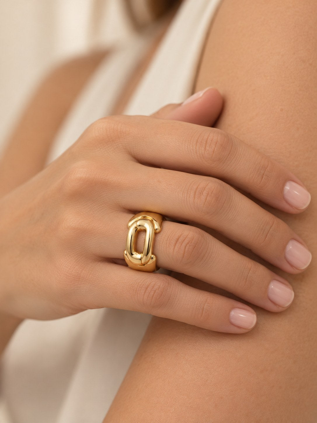 Anillo Eslabon Grande Dorado · Modelo · Anturia