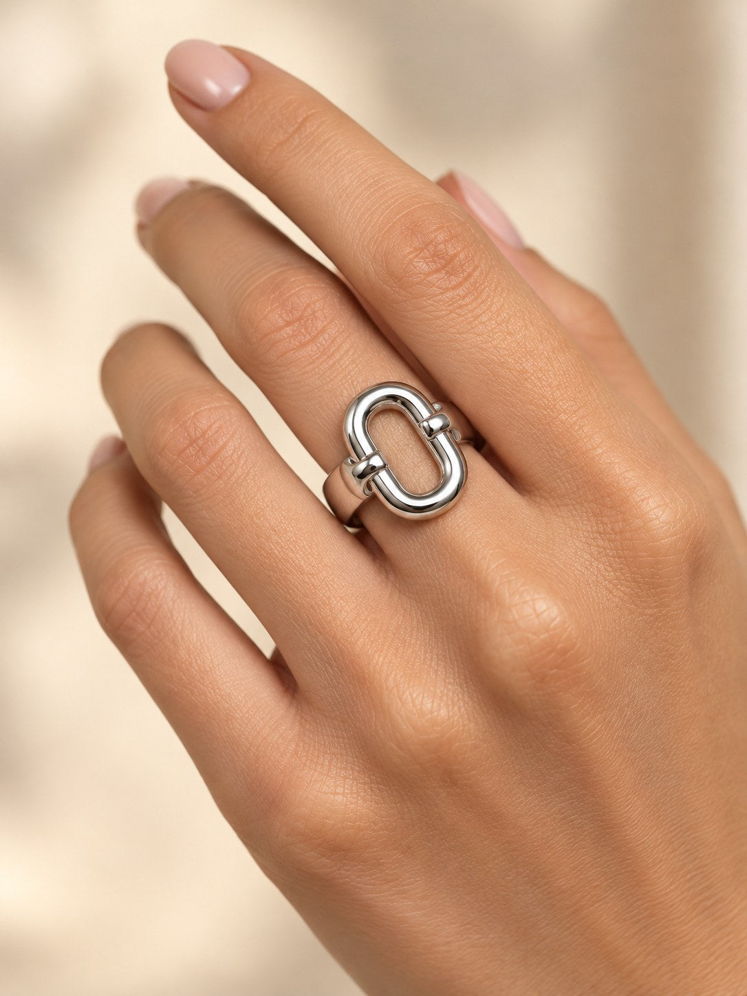 Anillo Eslabon Grande Plateado · Modelo · Anturia