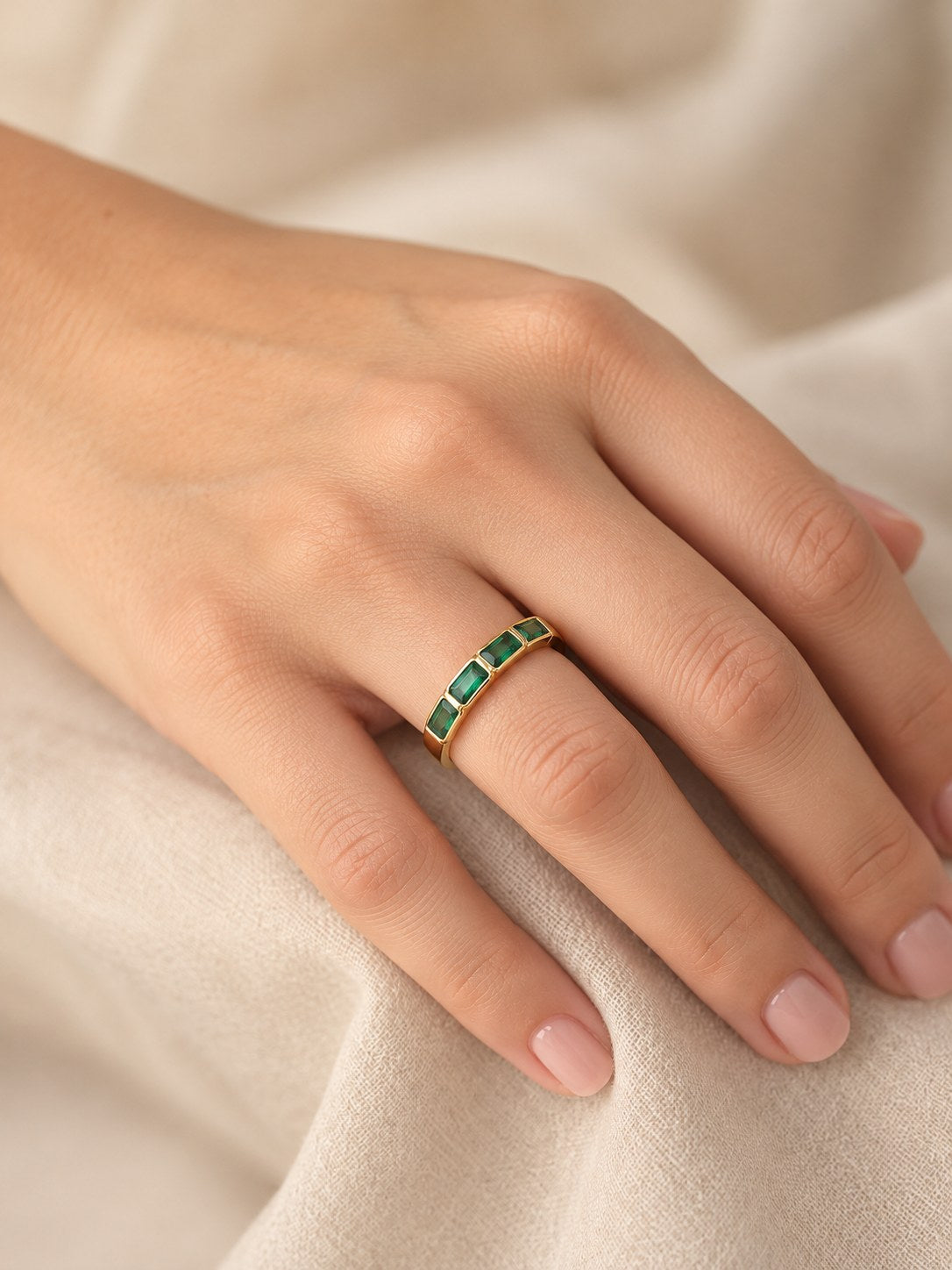 Anillo Circónes Esmeralda · Modelo · Anturia