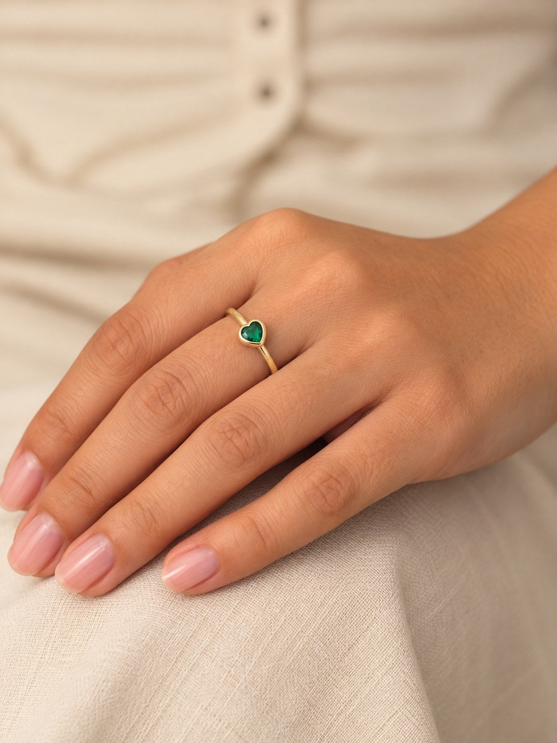 Anillo Corazon Verde Esmeralda · Modelo · Anturia