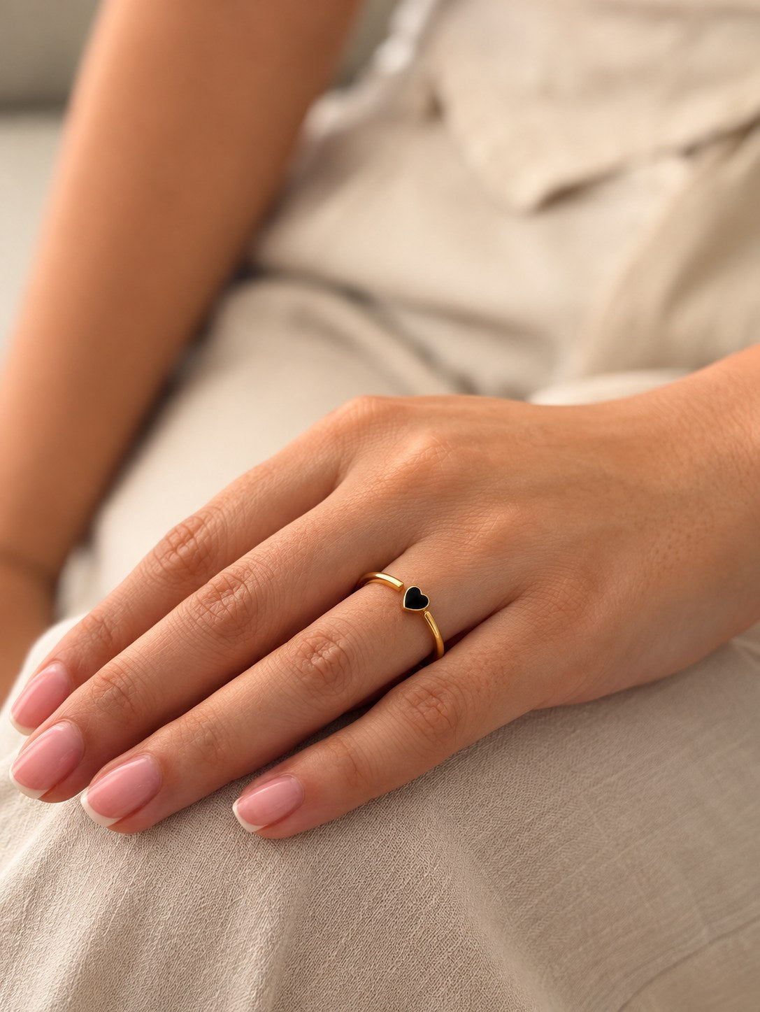 Anillo Corazon Mini Negro · Modelo · Anturia