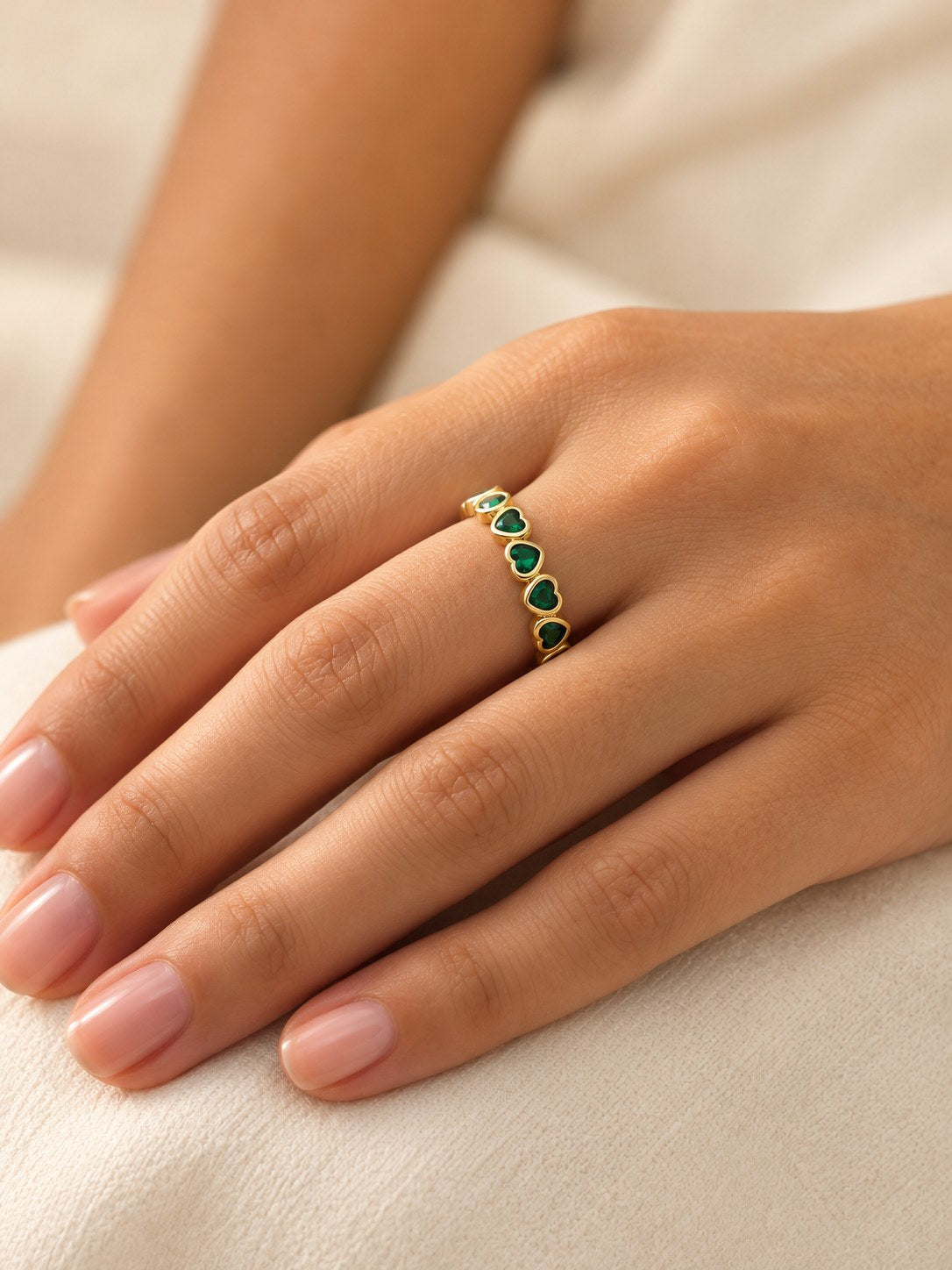 Anillo Corazones Verde Esmeralda · Modelo · Anturia