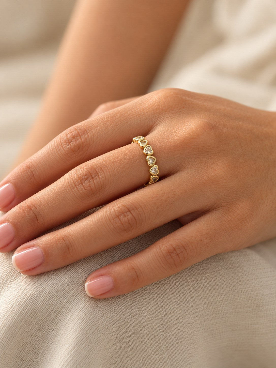 Anillo Corazones Cristal · Modelo · Anturia
