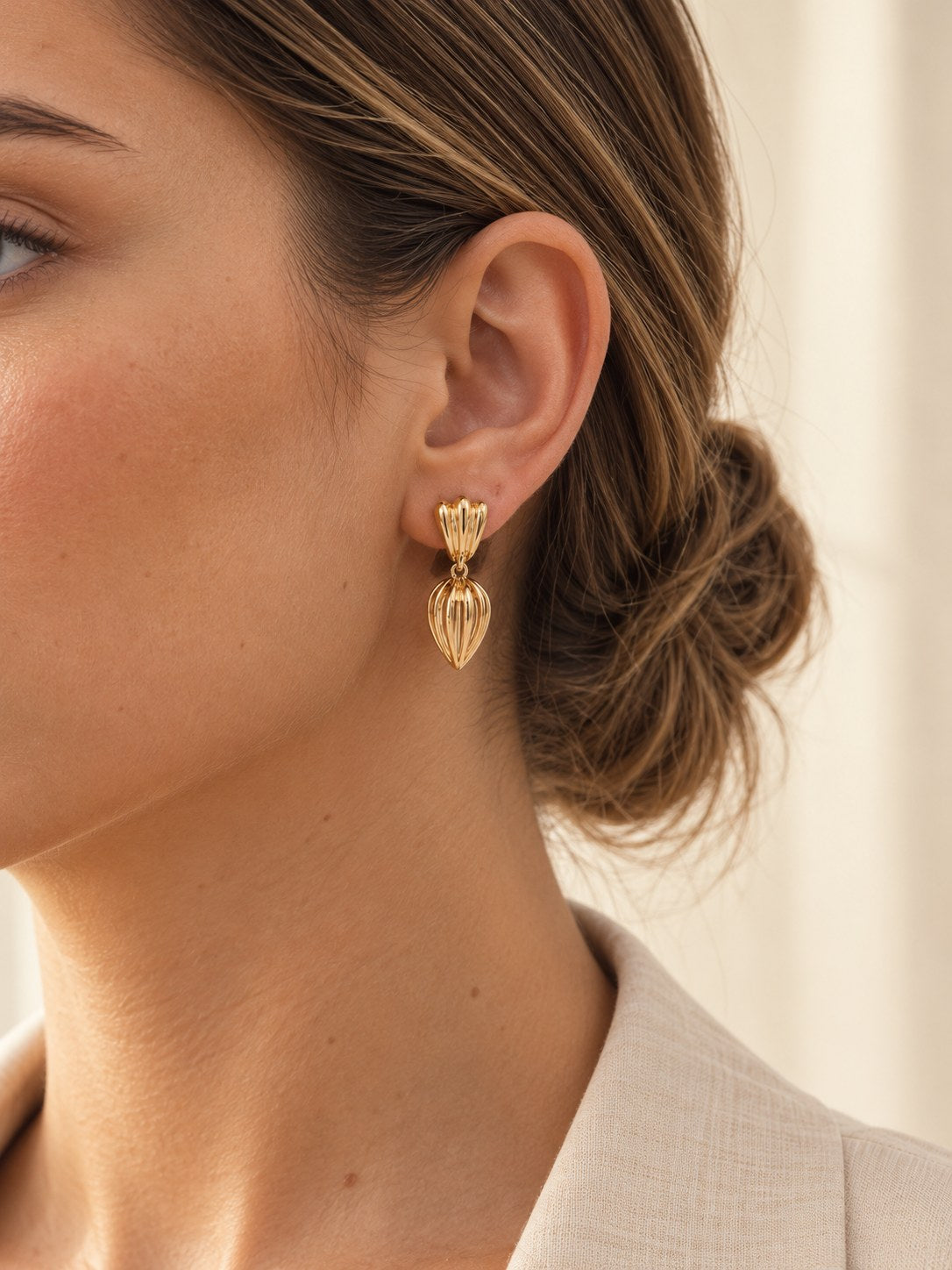 Arete Dije Dorado · Modelo · Anturia