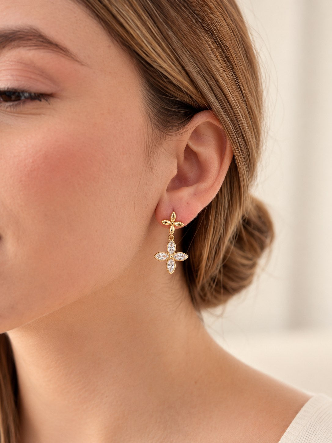 Arete Trebol Circónes · Modelo · Anturia