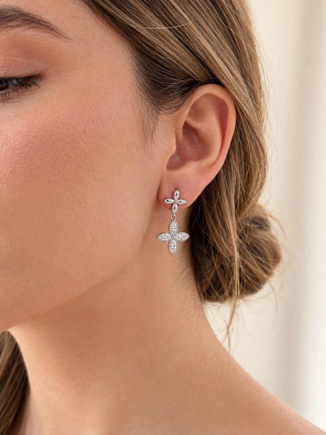Arete Trebol Circónes Plateado · Modelo · Anturia