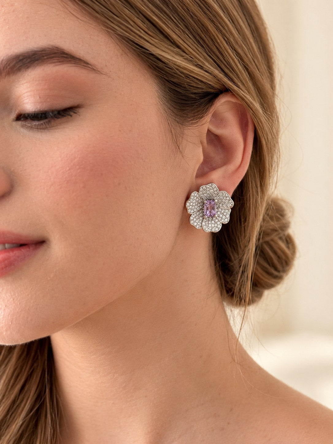 Arete Flor Plateado Microcircón Circón Lila · Modelo · Anturia