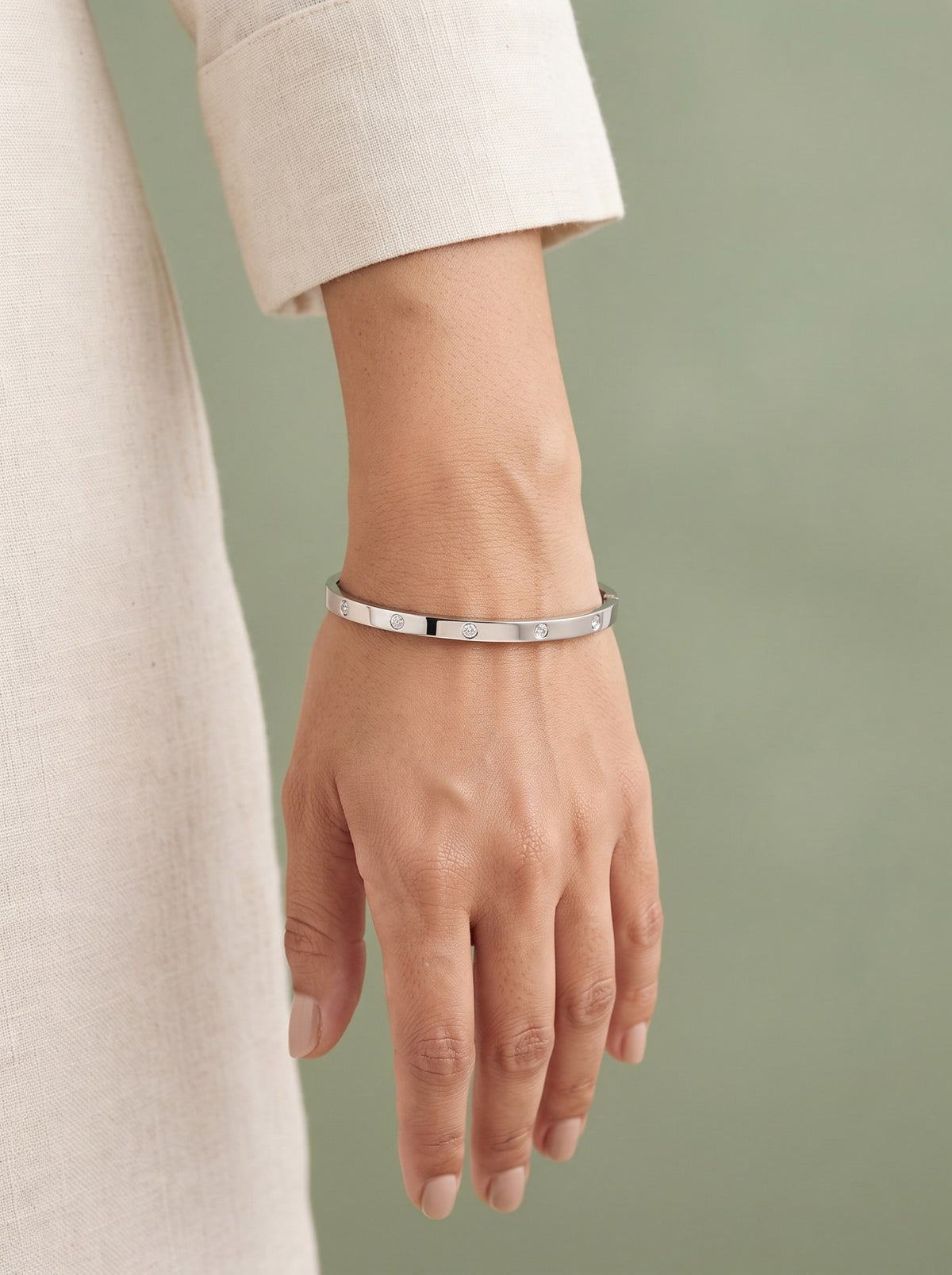 Brazalete Delgado Micrizircones Plateado · Modelo · Anturia