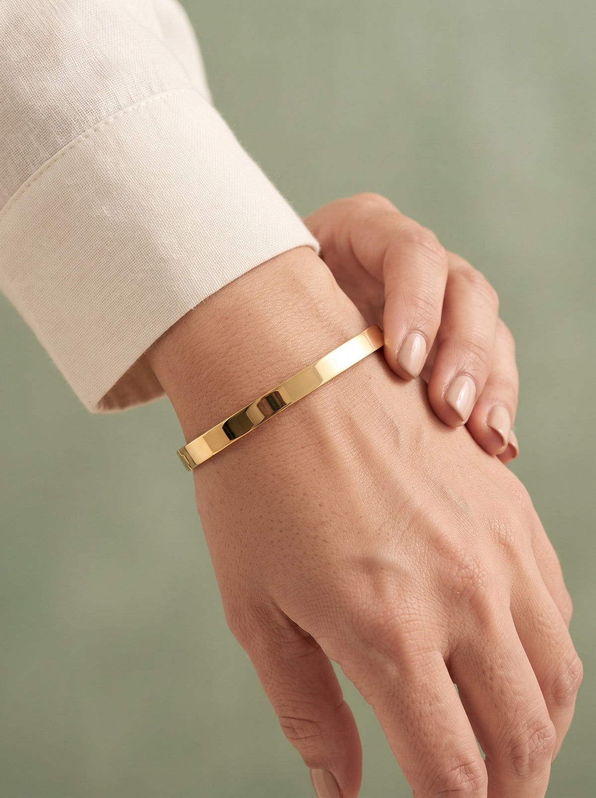 Brazalete Sencillo Dorado · Modelo · Anturia