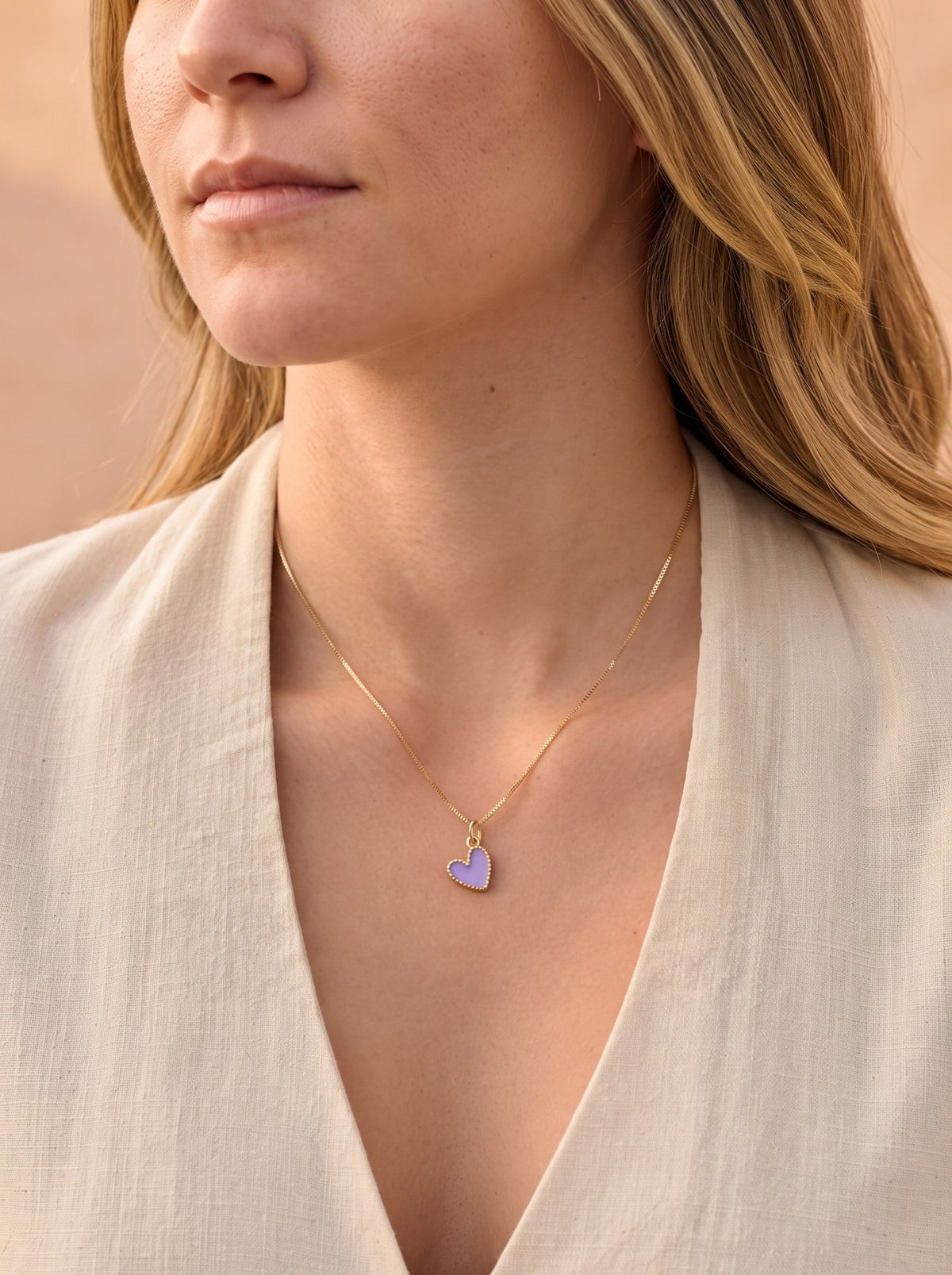 Collar Minimalist Corazon Morado · Modelo · Anturia