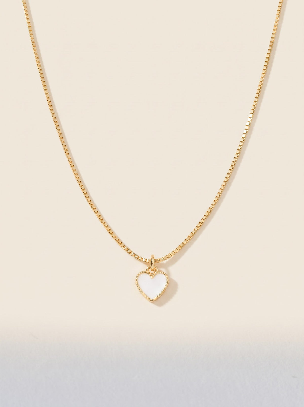 Collar Minimalist Corazon Blanco · Hero · Anturia