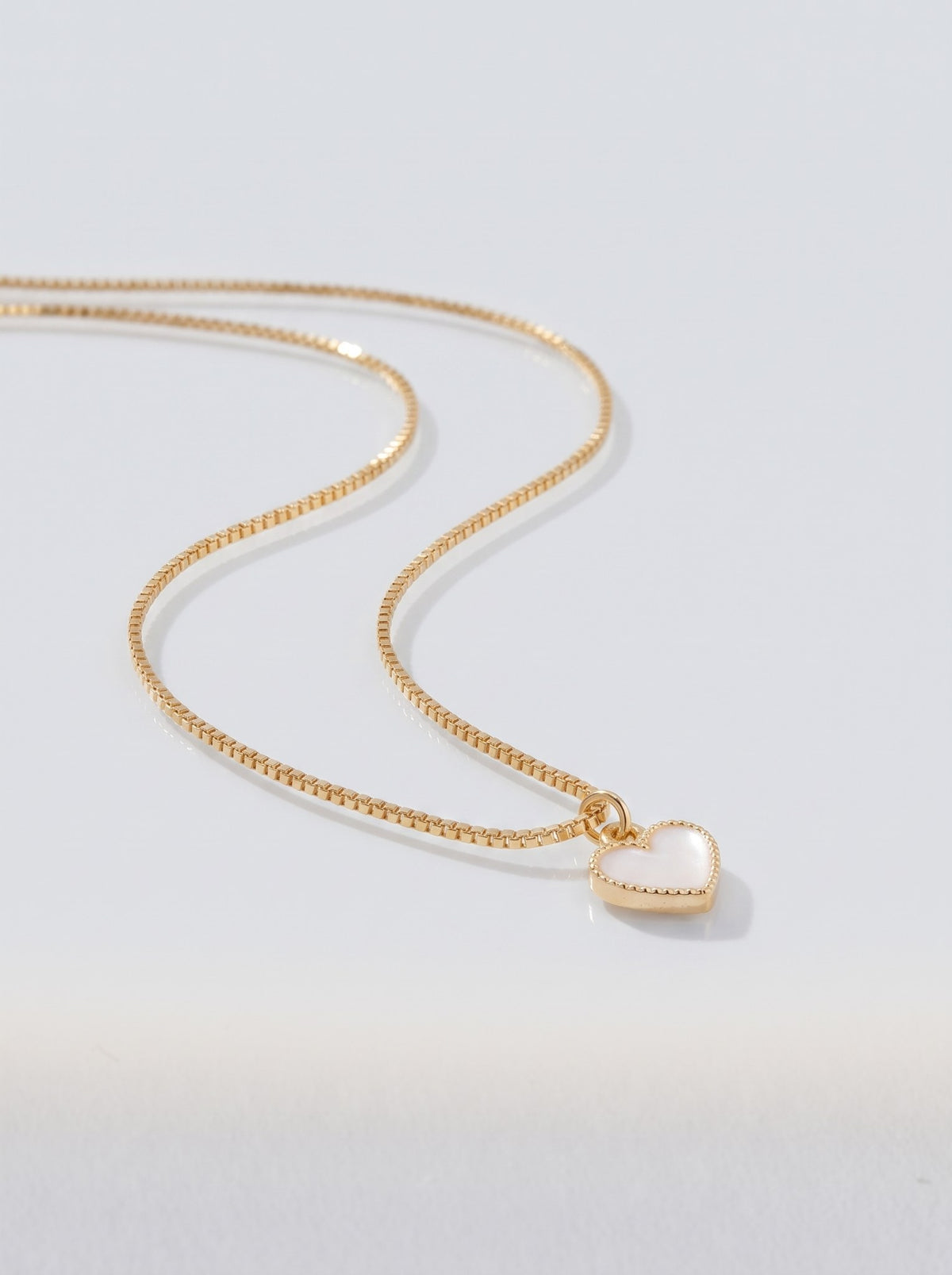 Collar Minimalist Corazon Blanco · Macro · Anturia