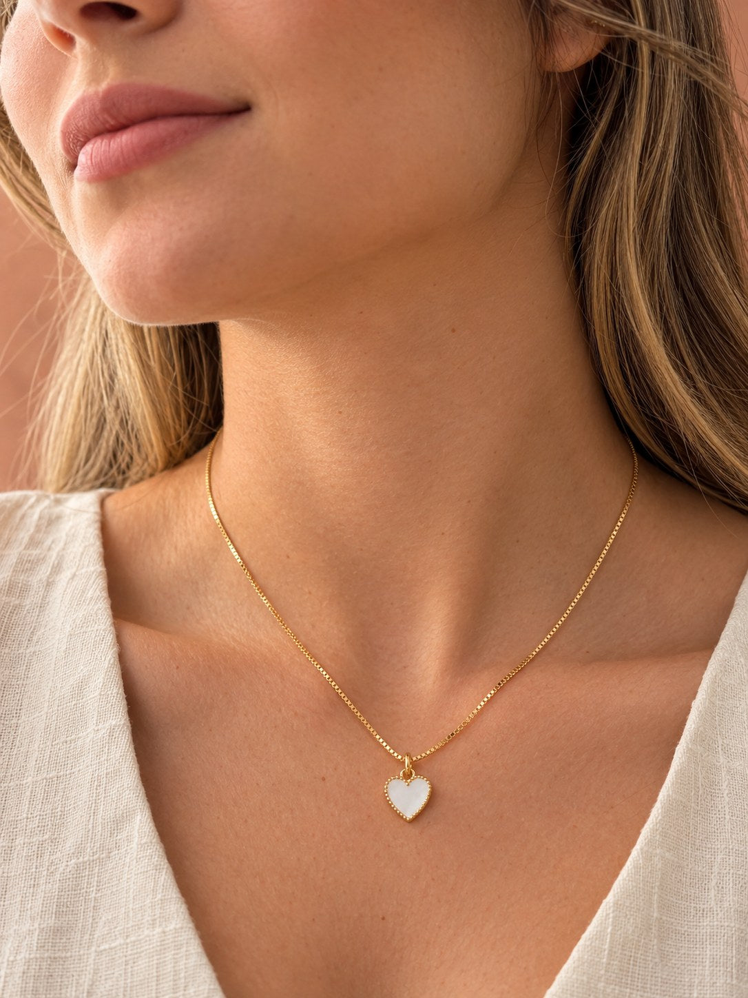 Collar Minimalist Corazon Blanco · Modelo · Anturia