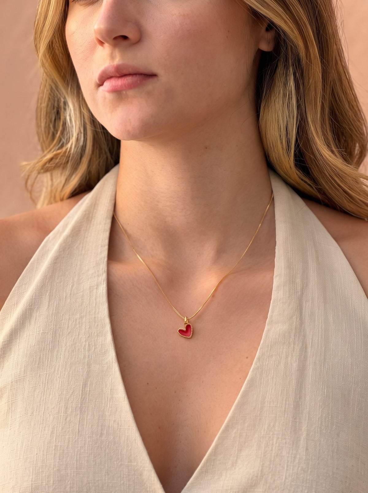 Collar Minimalist Corazon Rojo · Modelo · Anturia