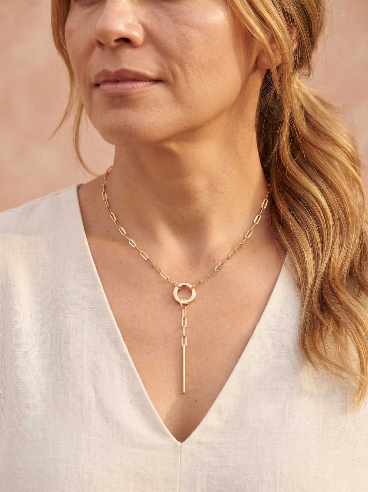 Corbatin Aro Dorado · Modelo · Anturia