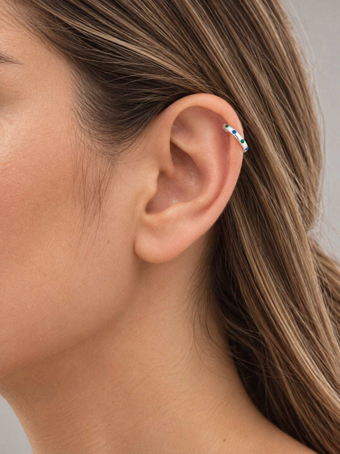 Earcuff Esmaltado · Modelo · Anturia