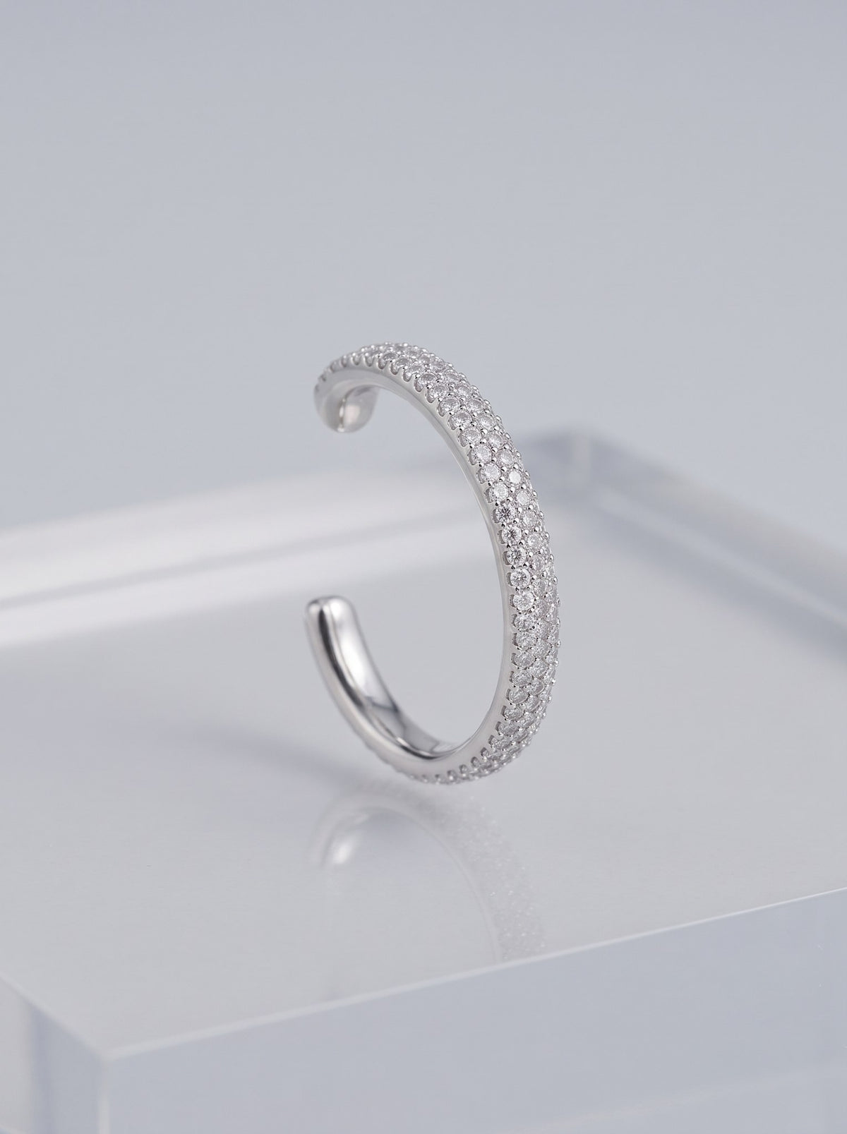 Earcuff Plateado Microcircones Cristal · Macro · Anturia