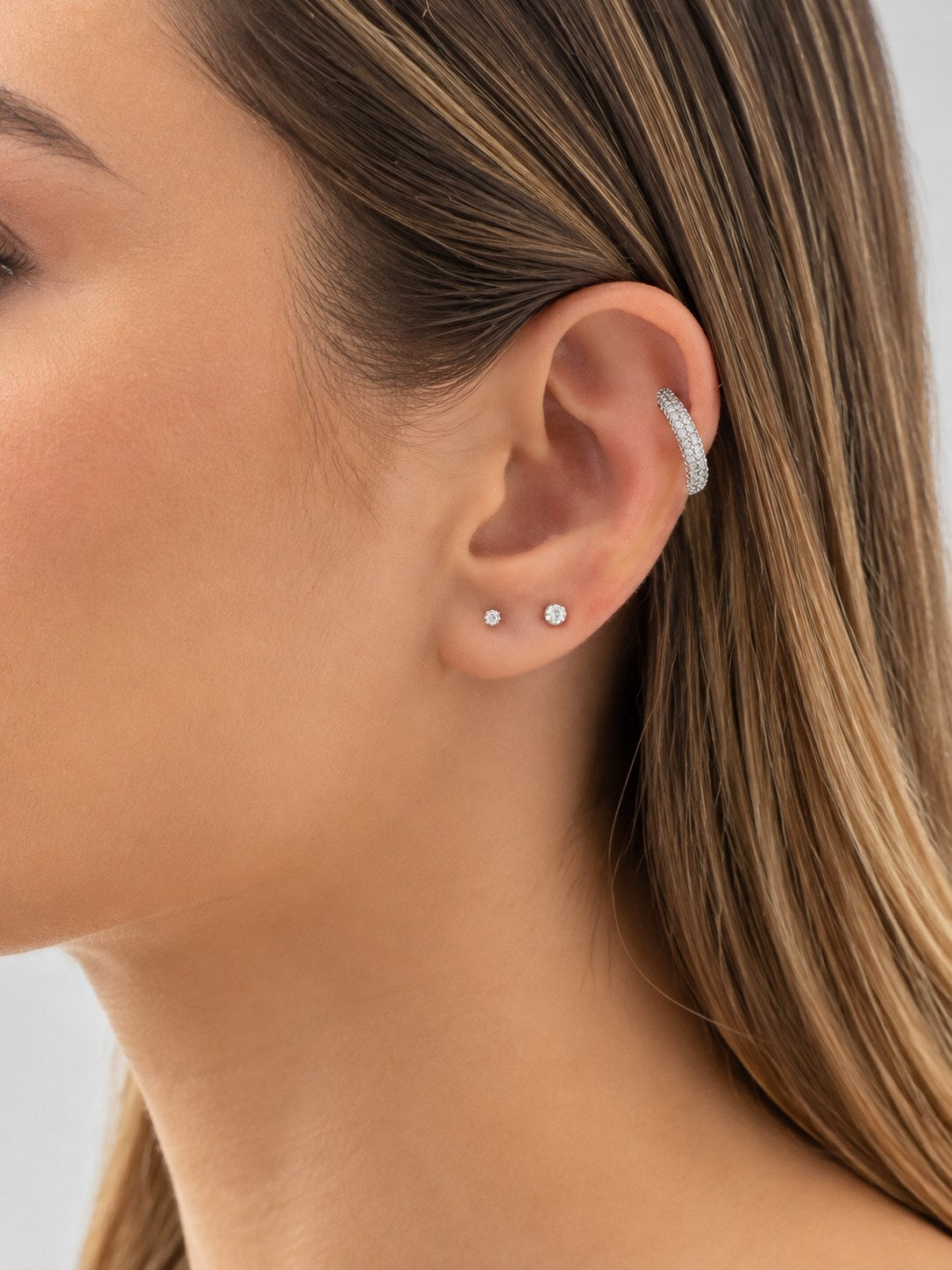 Earcuff Plateado Microcircones Cristal · Modelo · Anturia