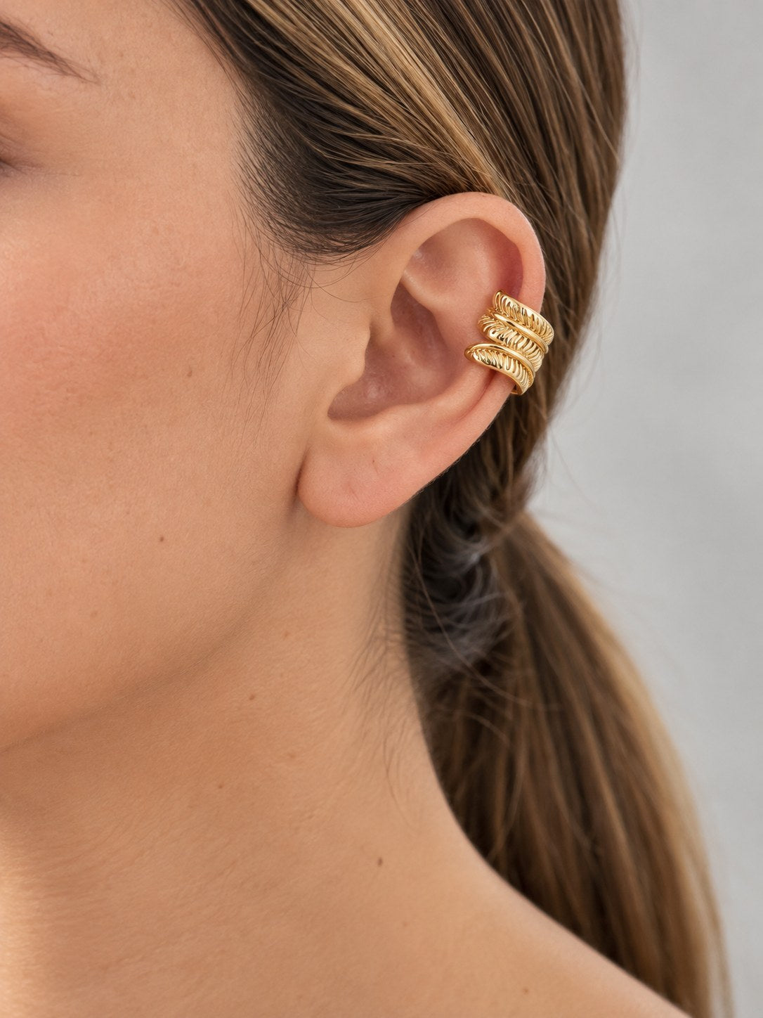 Earcuff Hoja Dorado · Modelo · Anturia