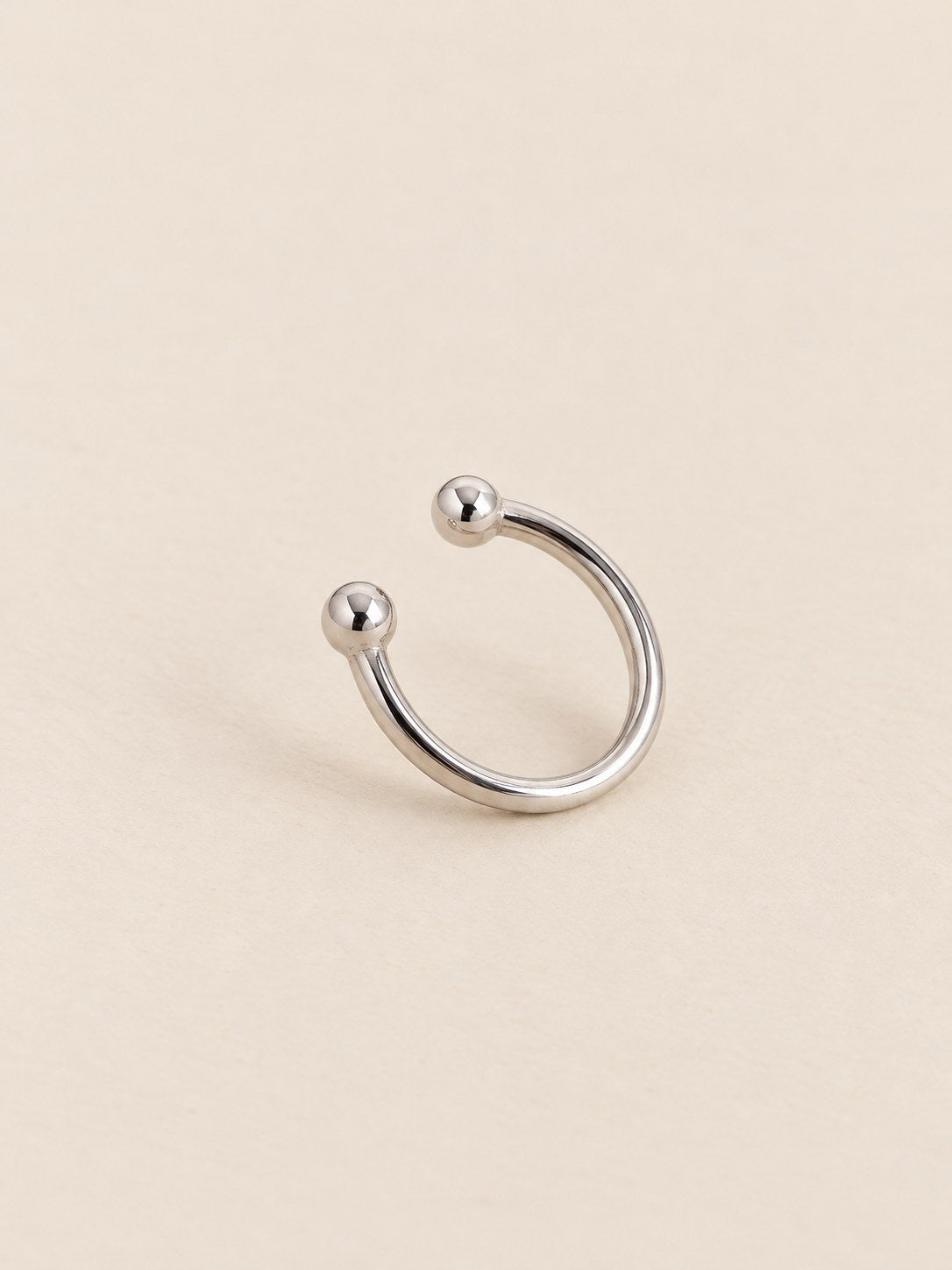 Earcuff Plateado Liso · Hero · Anturia