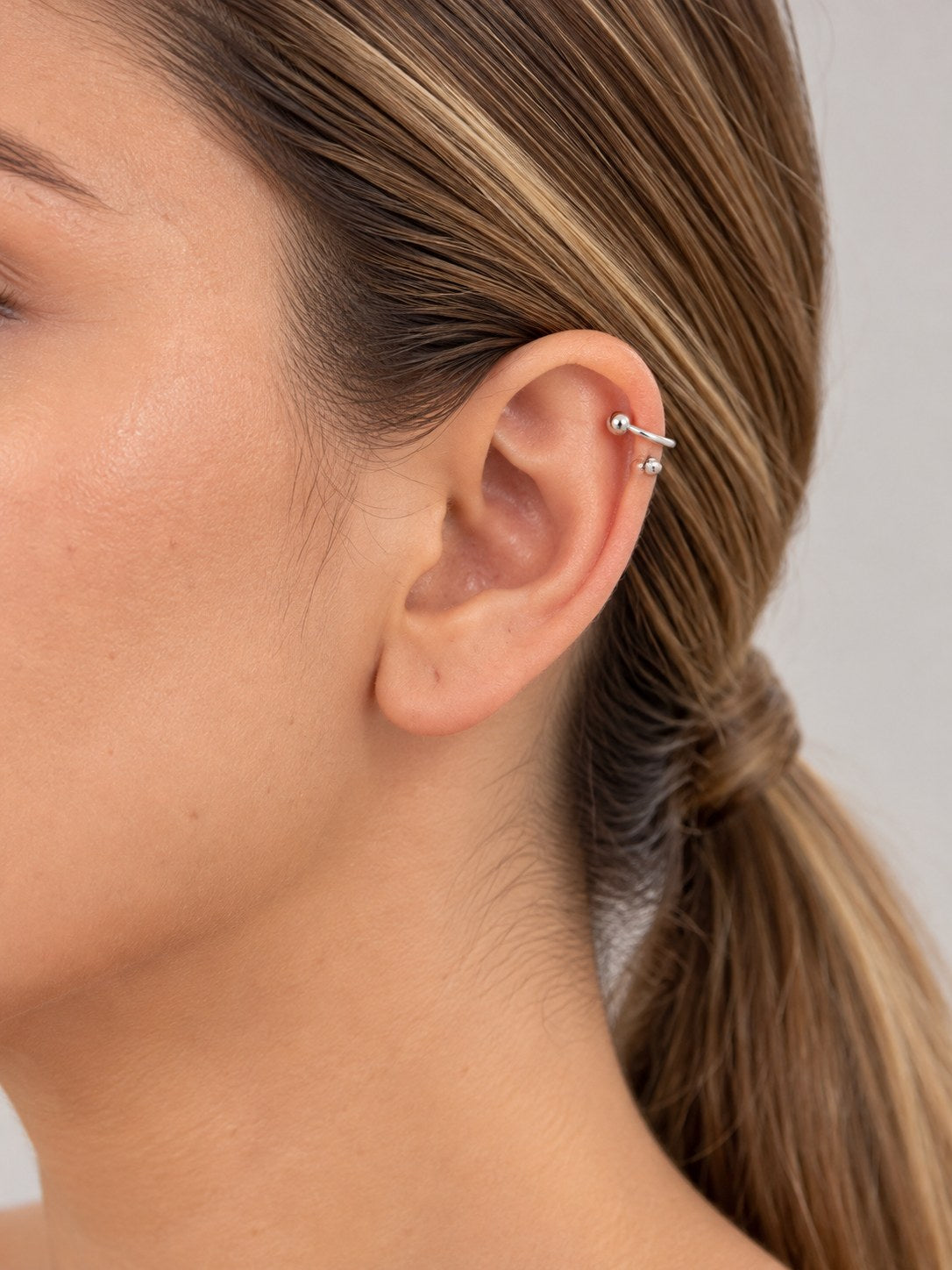 Earcuff Plateado Liso · Modelo · Anturia