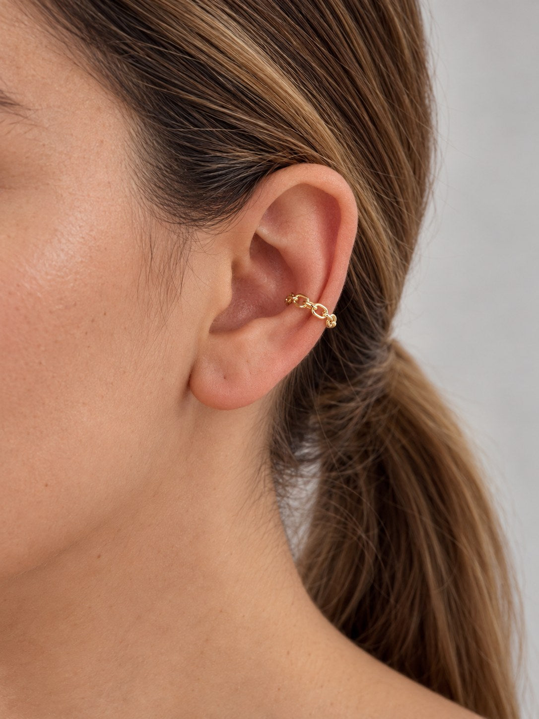 Earcuff Eslabones Dorado · Modelo · Anturia