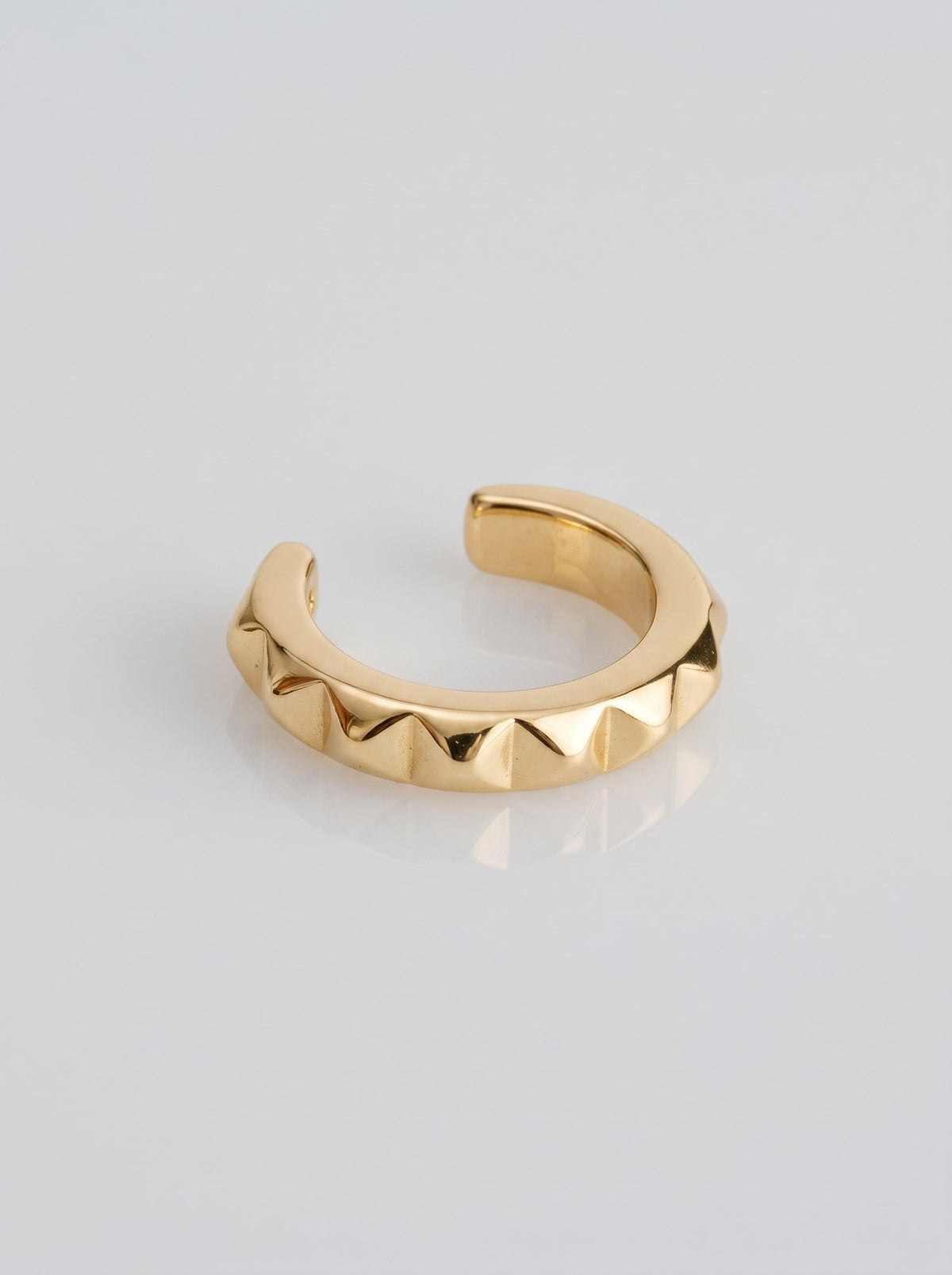 Earcuff Diamantado Dorado · Macro · Anturia