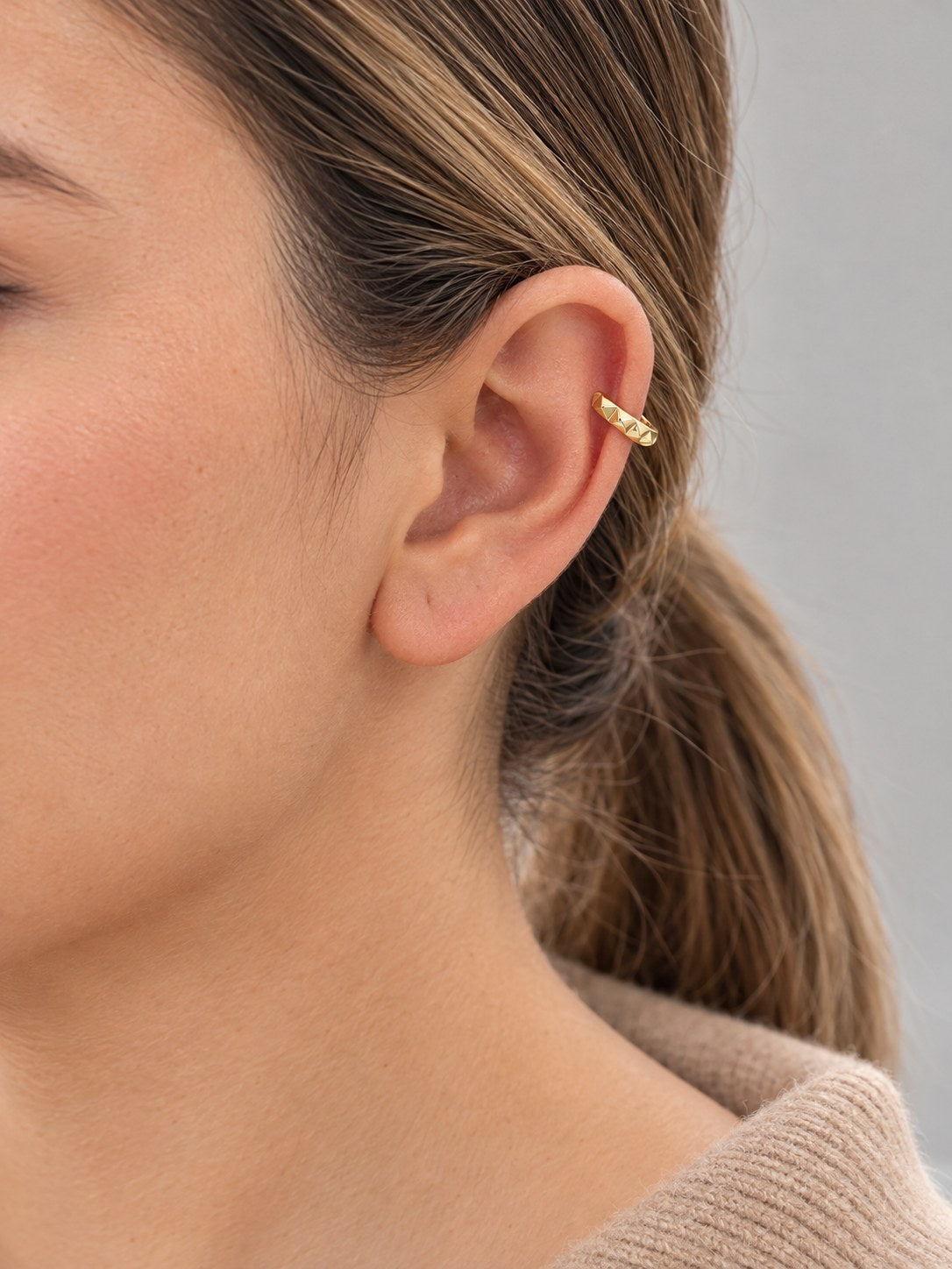 Earcuff Diamantado Dorado · Modelo · Anturia
