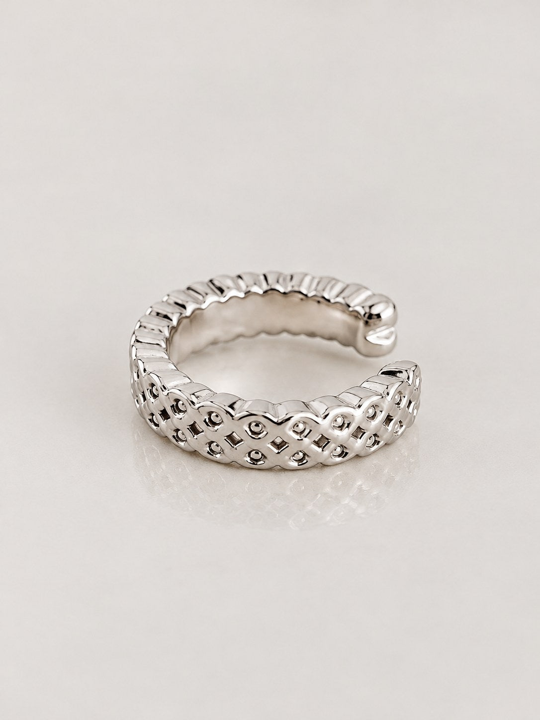 Earcuff Plateado Martillado · Macro · Anturia