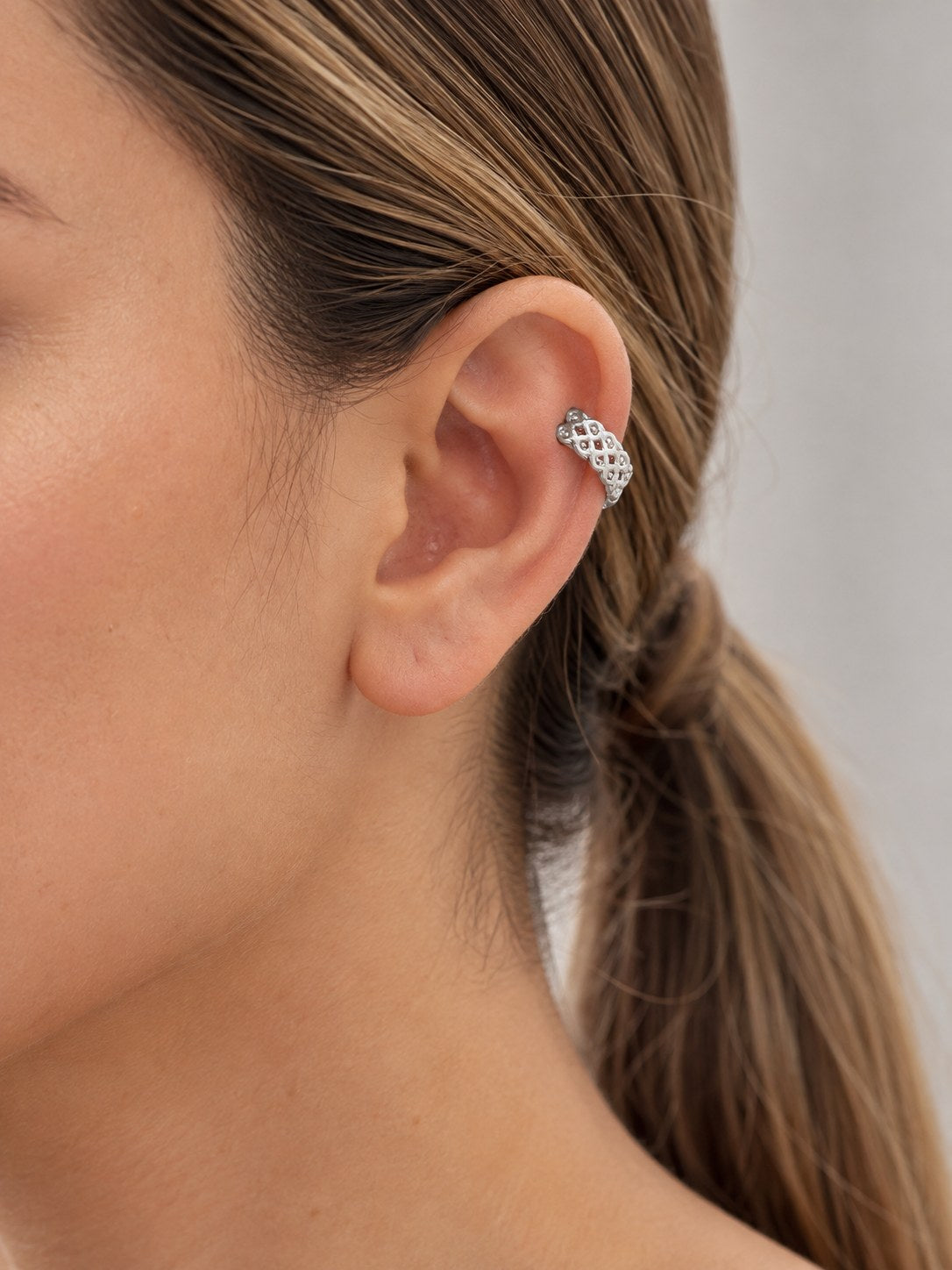 Earcuff Plateado Martillado · Modelo · Anturia