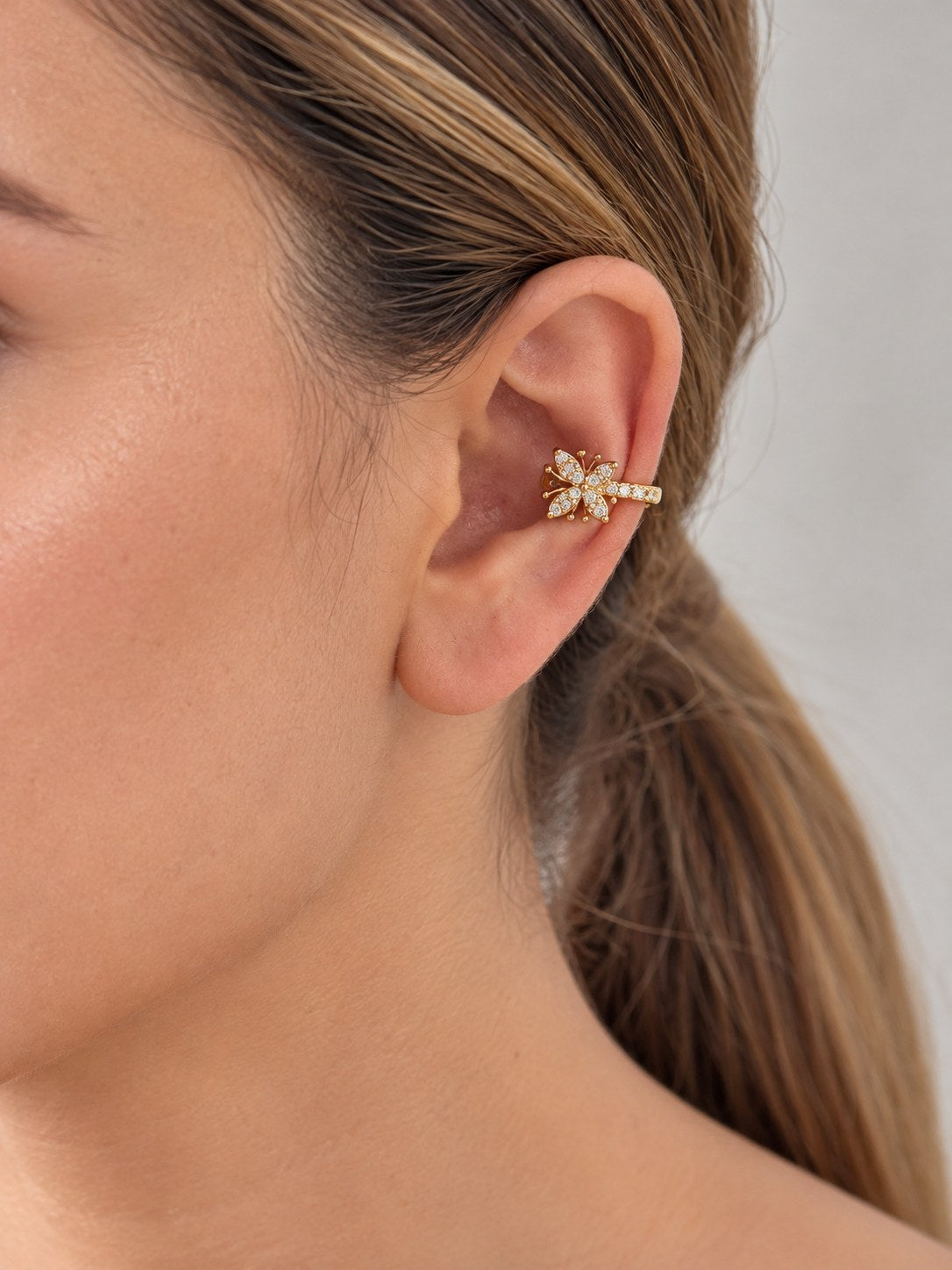 Earcuff Mariposa Microcircón · Modelo · Anturia