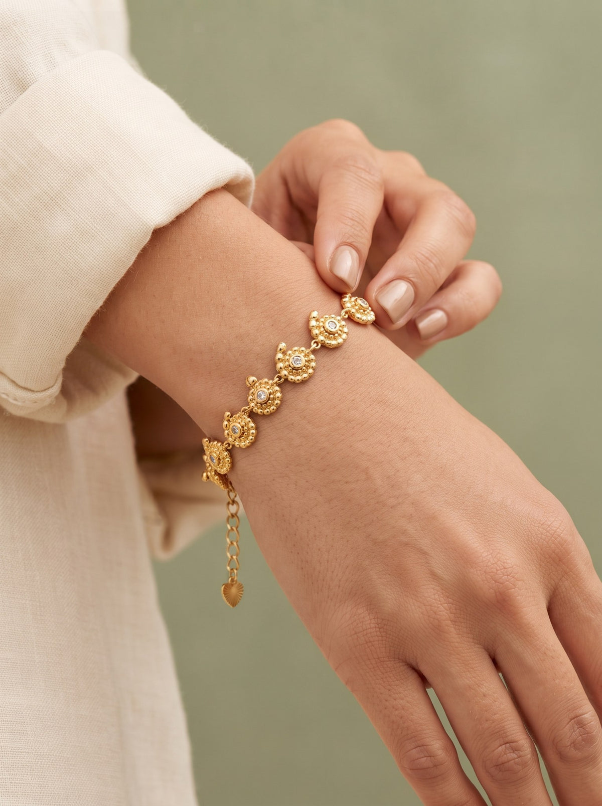 Pulsera Caracoles Circón Dorado · Modelo · Anturia