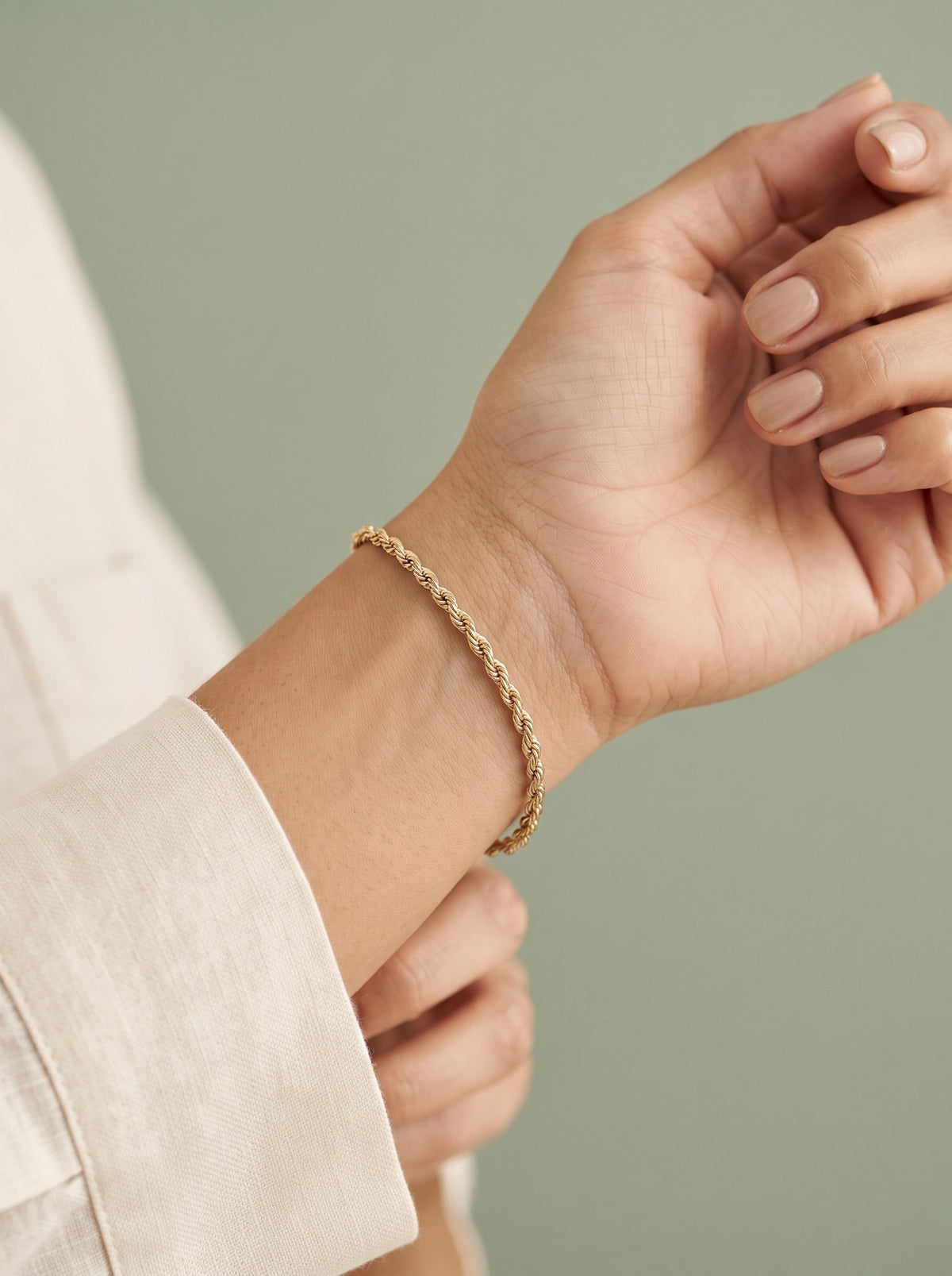 Pulsera Laso Pequeño Dorado · Modelo · Anturia