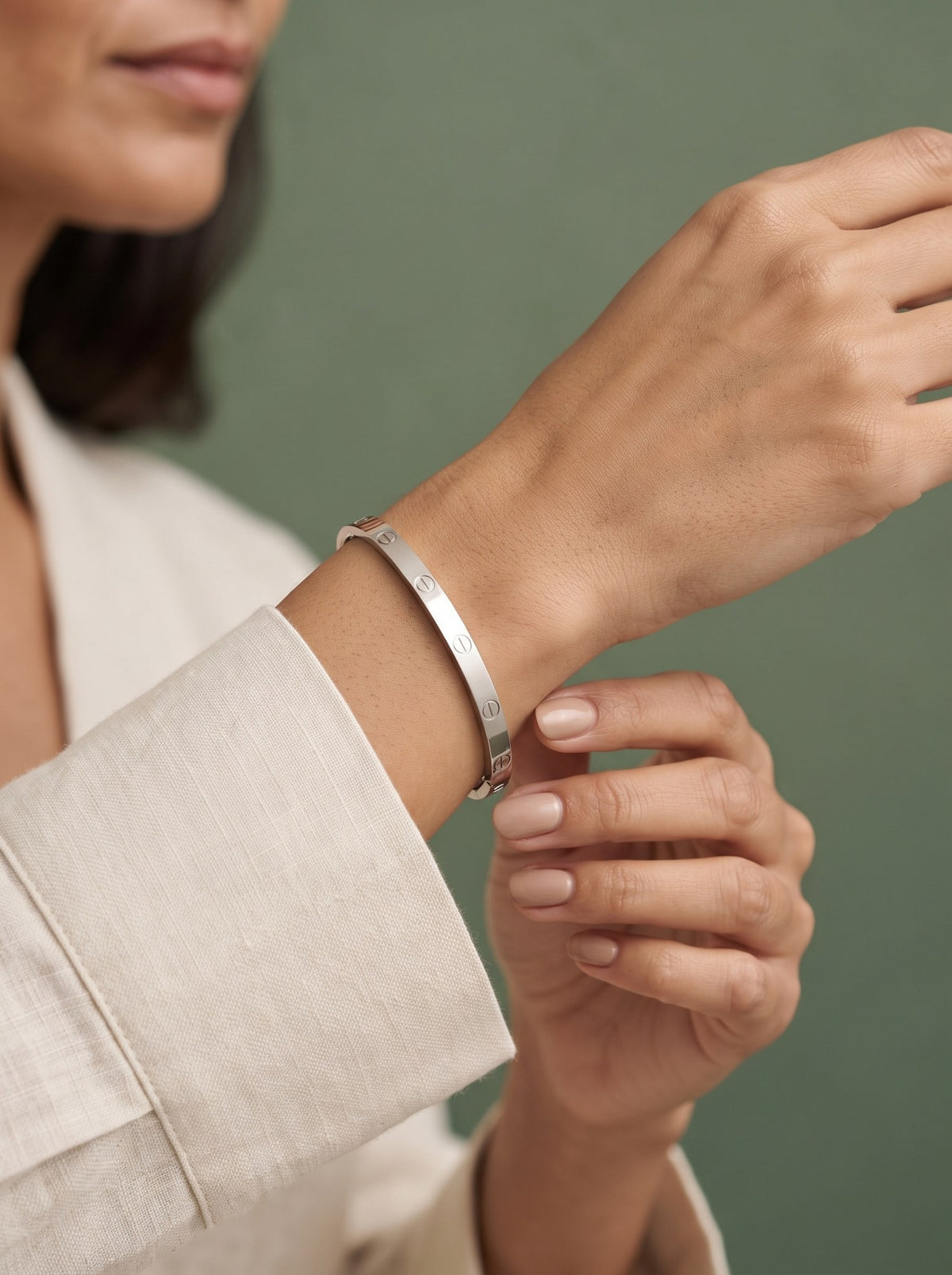 Brazalete Raíz Plateado · Modelo · Anturia