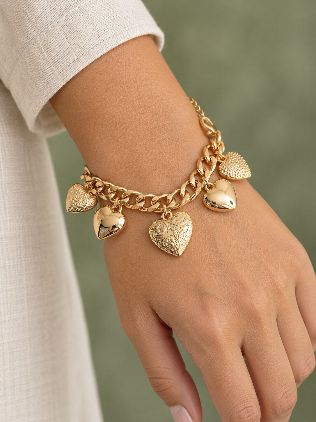 Pulsera Maxi Corazones Dorado · Modelo · Anturia