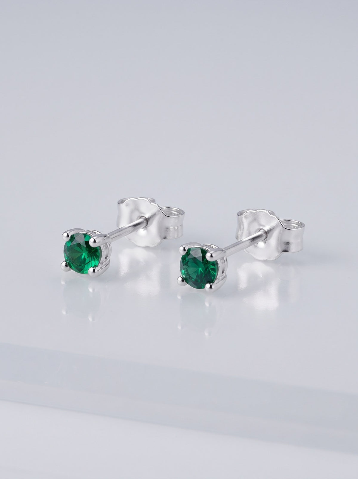 Topo 3mm Circón Esmeralda Baño Plata · Macro · Anturia