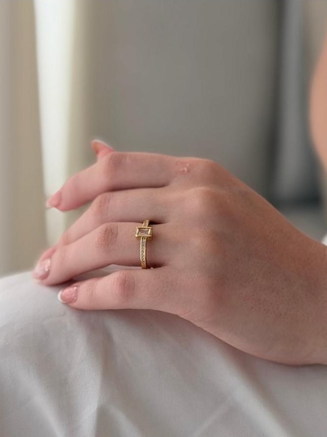 Anillo Tipo Compromiso Cuadrado Baguette · Anturia